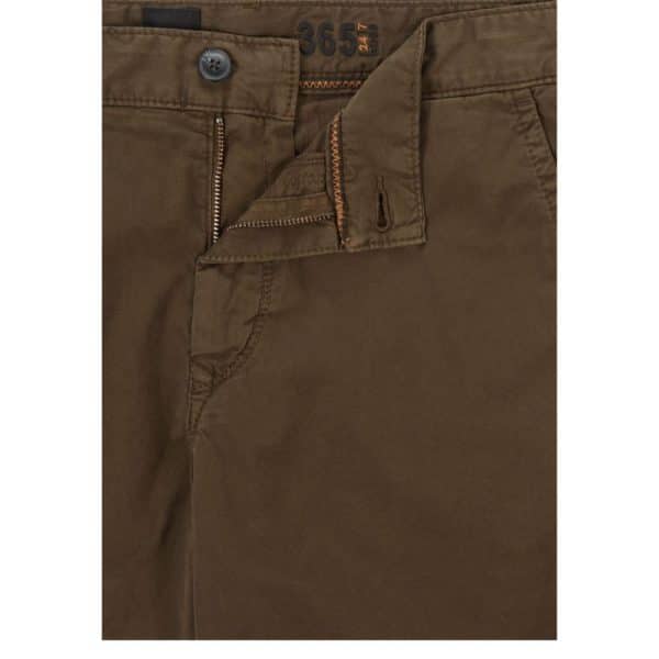 BOSS Tapered fit shorts in garment dyed stretch cotton twill in Khaki pocket